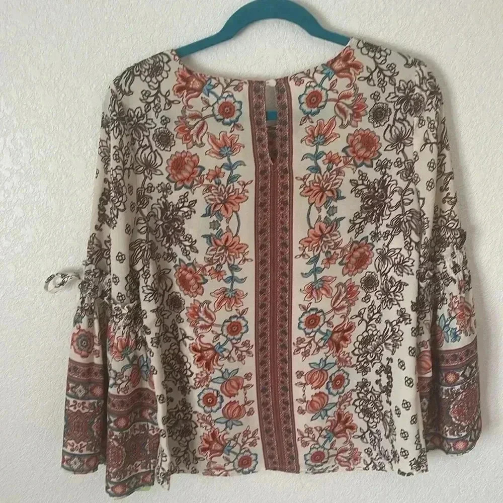 Rose + Olive Blouse Women’s Floral 3/4 sleeve with ties on the sleeve. - Picture 5 of 8